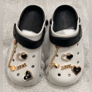 NWOT “Clogs by Marie” Women Clogs w/ Heart & Chain Charms size 39 fits (8-8.5)